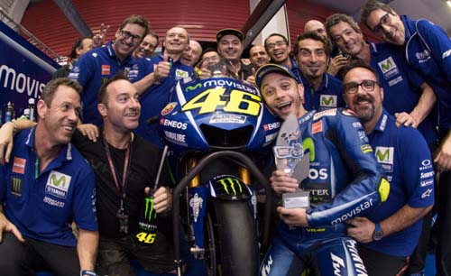 Valentino Rossi foto bersama sebelum berpisah dengan  tim Yamaha . (Foto:Reuters)