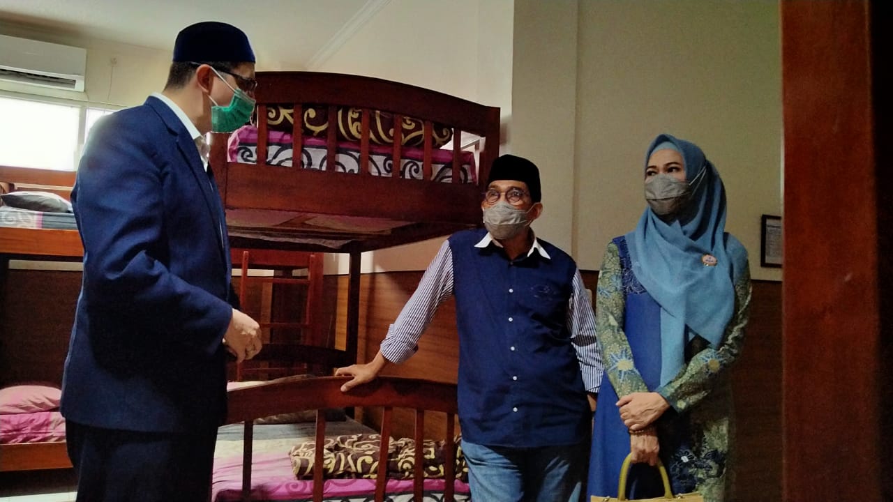 Cawali Surabaya Machfud (tengah) bersama istri dan pengasuh pondok Murad Alwer ketika melihat fasilitas Ponpes Tahfidz Quran Sulaimaniyah di Jemursari, Surabaya, Senin 23 November 2020. (Foto: Fariz Yarbo/Ngopibareng.id)