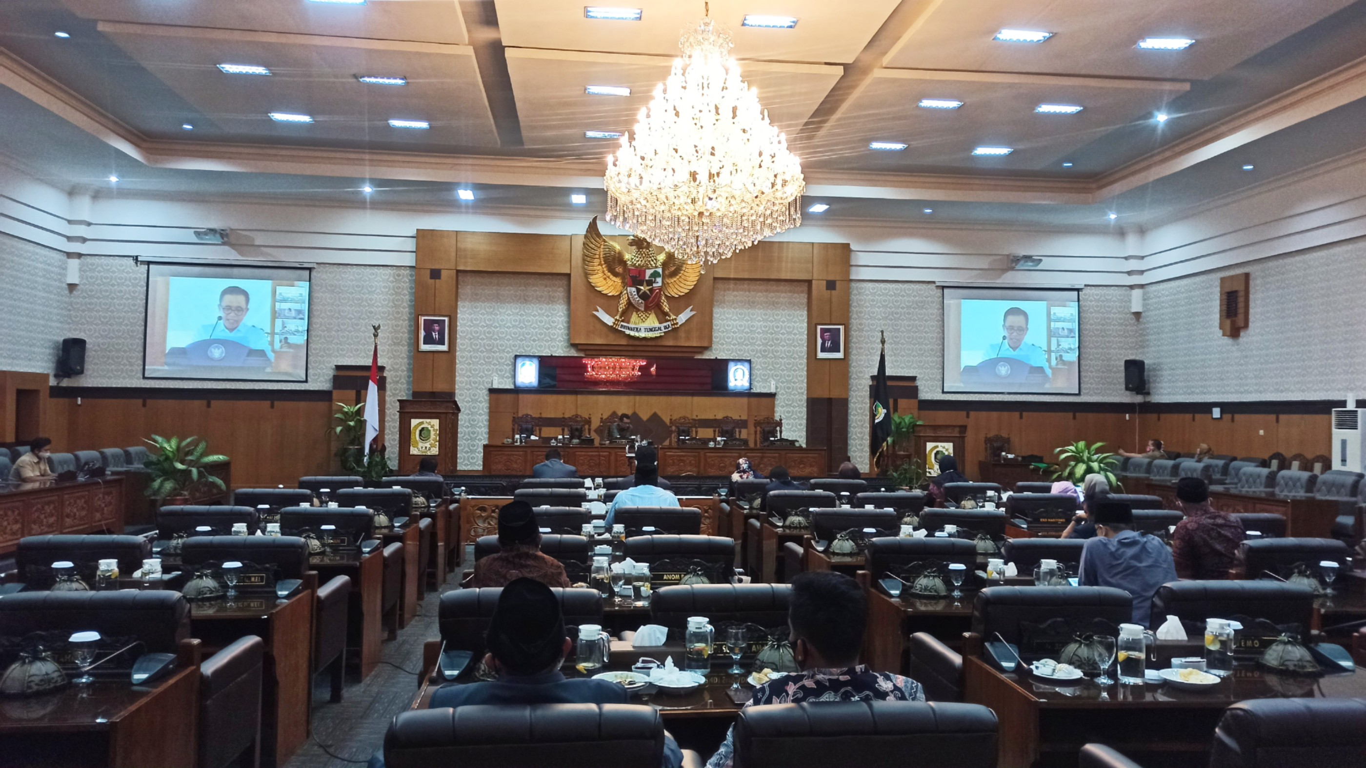 Sidang Paripurna DPRD Banyuwangi dengan agenda penyampaian nota Pengantar RABPD 2021, pada Senin 23 November 2002. (Foto: Muh Hujaini/Ngopibareng.id)