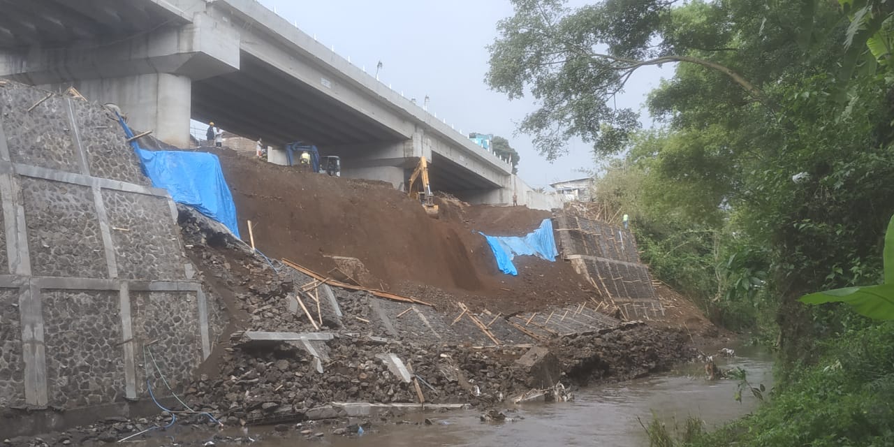 Plengsengan proyek fly over Jembatan Kedungkandang, Kota Malang yang ambrol. (Foto: Istimewa) 