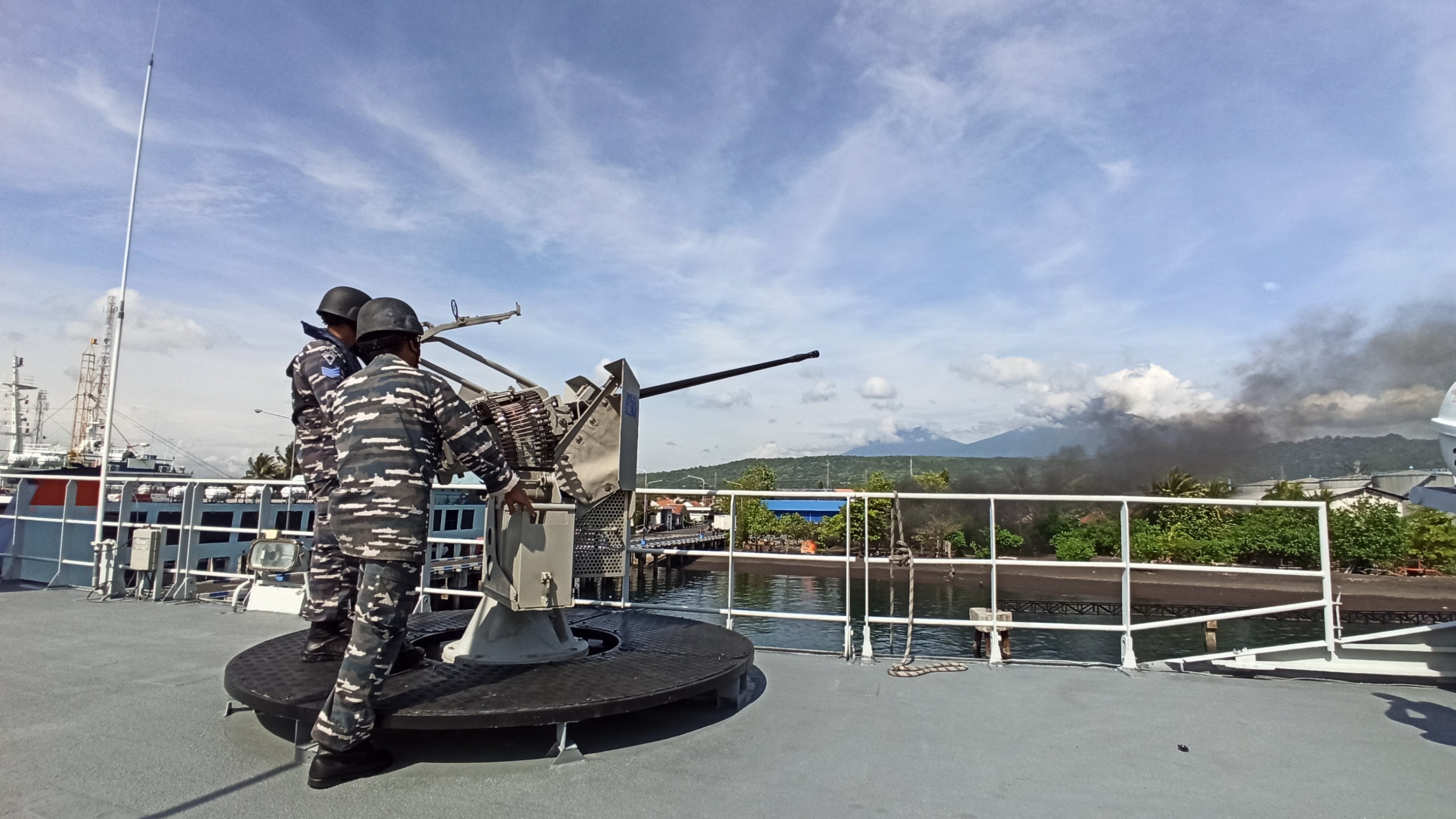 Personil KRI Karang Pilang ikut mengambil peran dalam latihan tempur yang digelar Lanal Banyuwangi.  (Foto: Muh Hujaini/Ngopibareng.id)