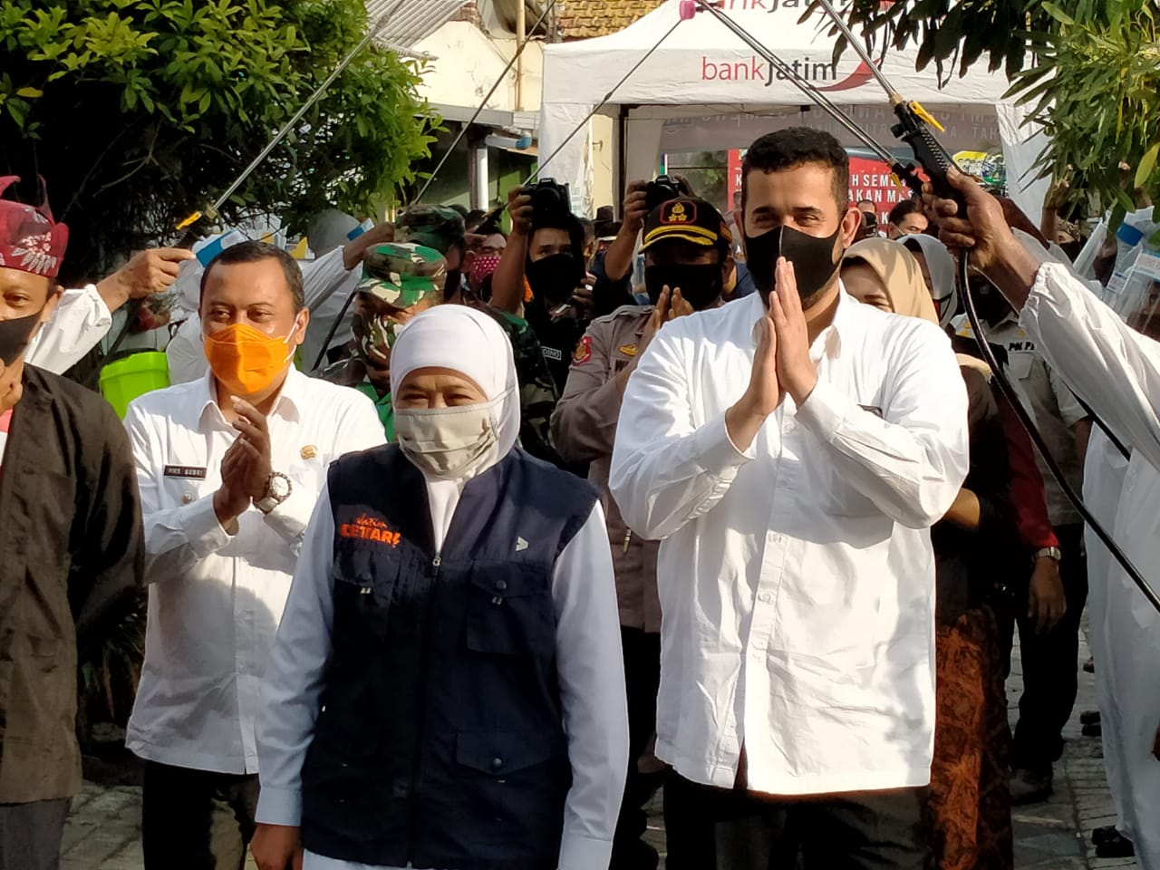 Wawali Probolinggo, HM. Soufis Subri (kiri) dan Walikota Probolinggo saat mendampingi Gubernur Jawa Timur Khofifah Indar Parawansa beberapa waktu lalu. Wakil Walikota Probolinggo saat ini terkonfirmasi positif Covid-19.  (Foto: Ikhsan Mahmudi/Ngopibareng.id)