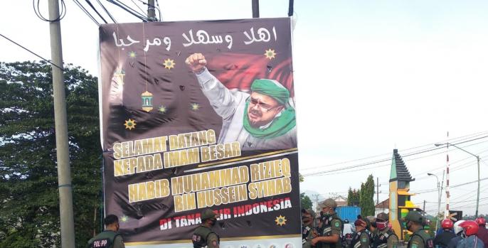 Sejumlah petugas gabungan sedang mencopot baliho bergambar Rizieq Shihab. (Foto: Dok Pasuruan)