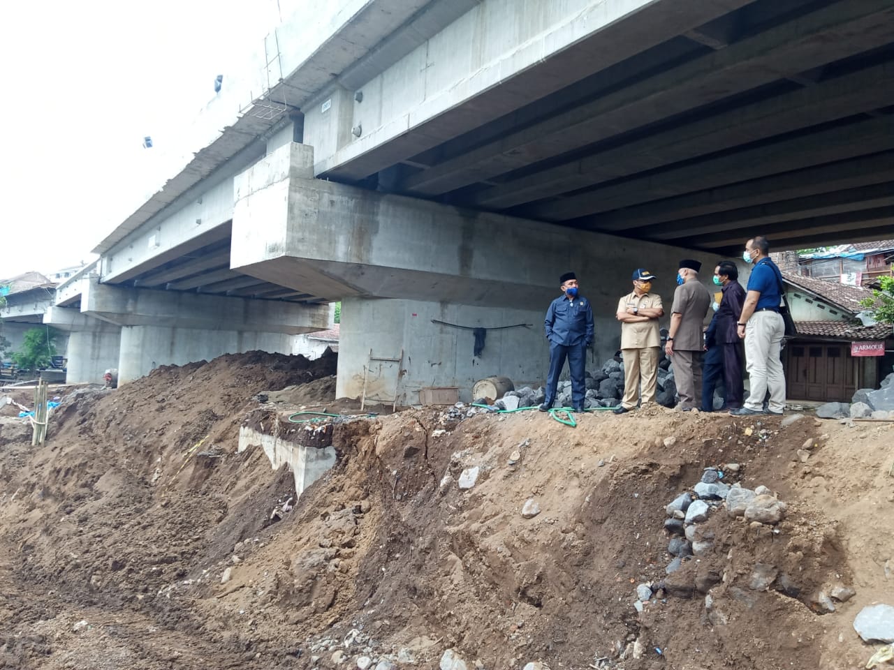 Plengsengan proyek fly over Jembatan Kedungkandang, Kota Malang, yang ambrol. (Foto: Lalu Theo/Ngopibareng.id)