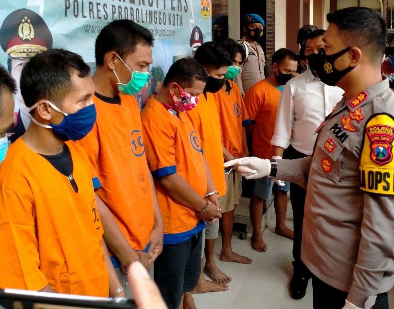 Kapolresta Probolinggo, AKBP RM Jauhari bersama sembilan tersangka kasus narkoba. (foto: Ikhsan Mahmudi/Ngopibareng.id)