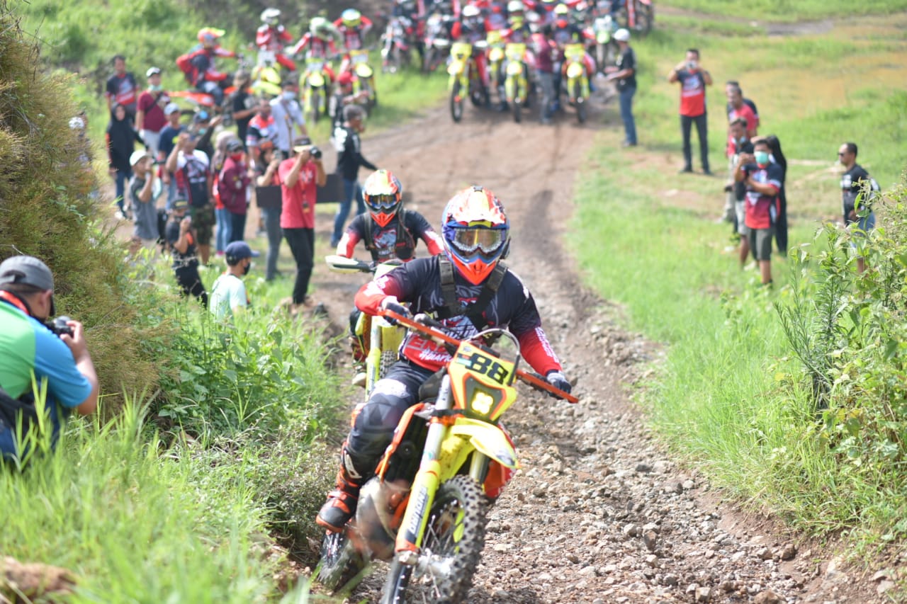 Aksi pembalap dalam ajang kompetisi nasional Duracore Indonesia Enduro Rally Championship (IERC) 2020. (Foto: Istimewa)