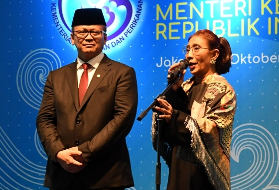 Menteri Kelautan dan Perikanan Edhy Prabowo saat pisah sambut dengan pejabat sebelumnya, Susi Pudjiastuti. (Foto: Dok. KKP)