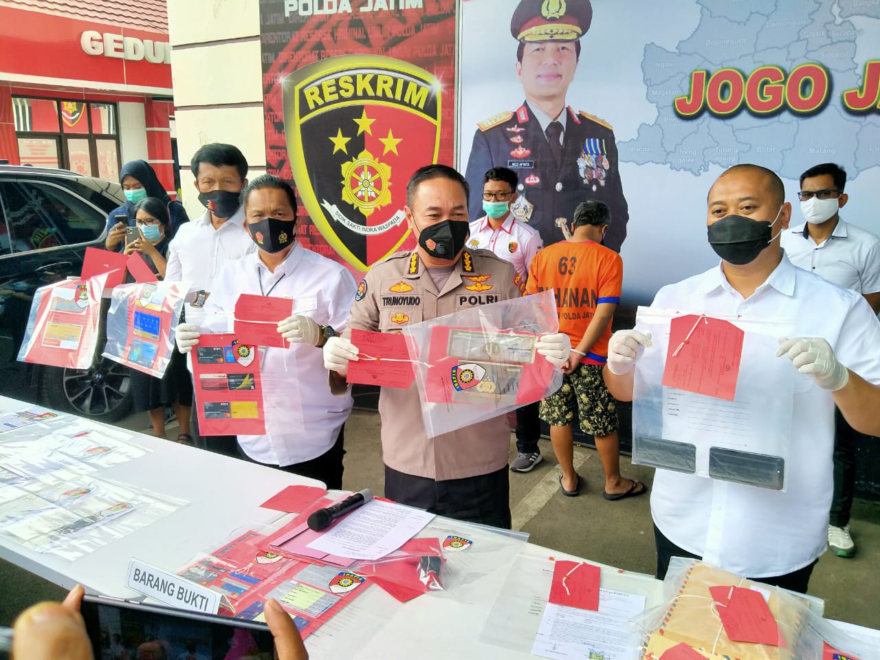 Kabid Humas Polda Jatim, Kombes Pol Trunoyudo Wisnu Andiko (tengah) menunjukkan barang bukti praktek investasi bodong di Mapolda Jatim, Surabaya, Rabu 25 November 2020. (Foto: Fariz Yarbo/Ngopibareng.id)