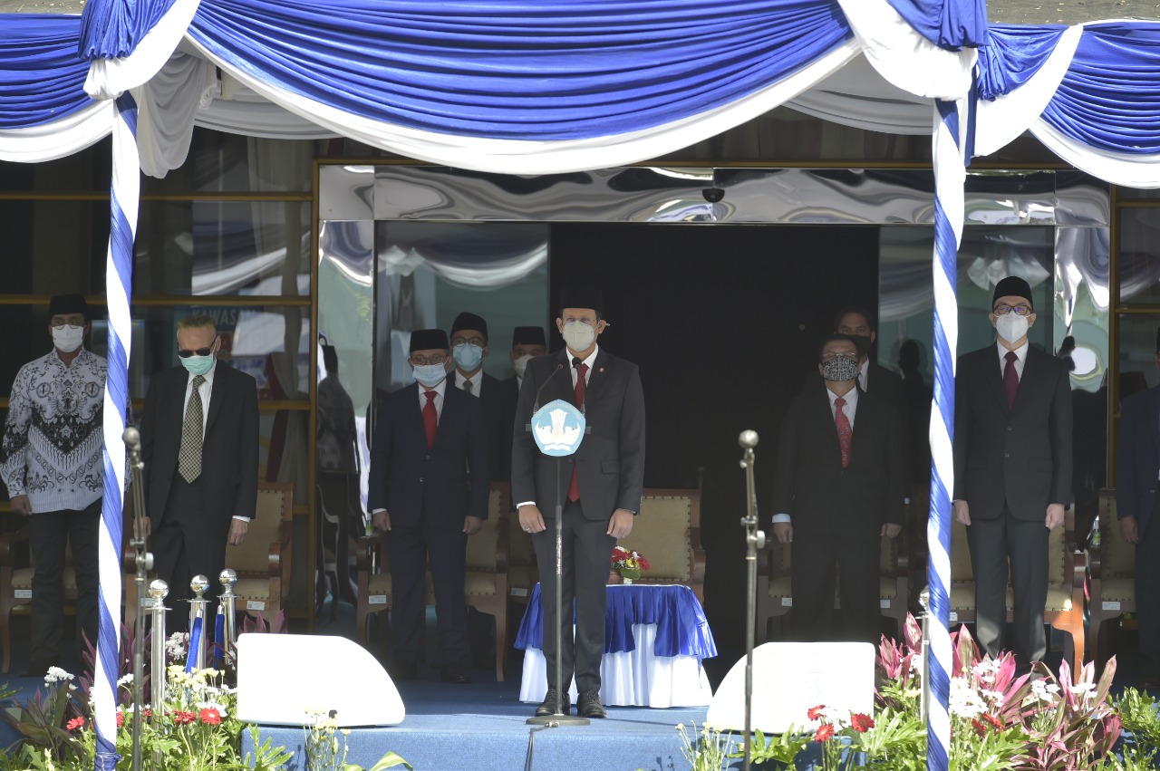 Menteri Pendidikan dan Kebudayaan, Nadiem Makarim saat memimpin upacara peringatan Hari Guru Nasional. (Foto: Asmanu/Ngopibareng.id)