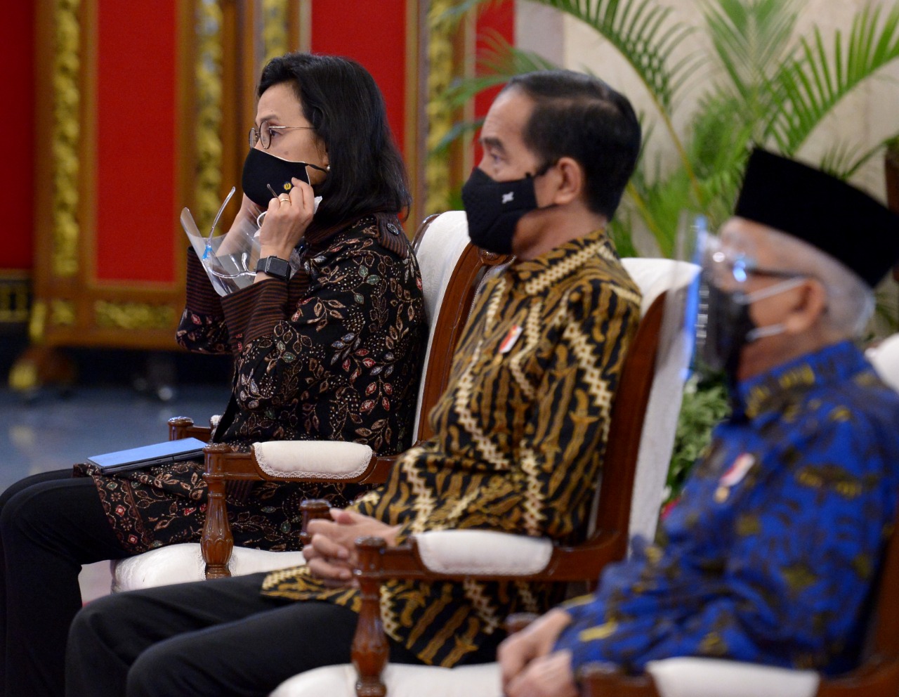 Presiden Joko Widodo dan Wakil Presiden KH Ma'ruf Amin serta Menteri Keuangan Sri Mulyani dalam upacara penyerahan Daftar Isian Pelaksanaan Anggaran (DIPA) 2021 kepada kementerian dan lembaga non kementerian di Istana Negara, Rabu, 25 November 2020. (Foto: Setpres)