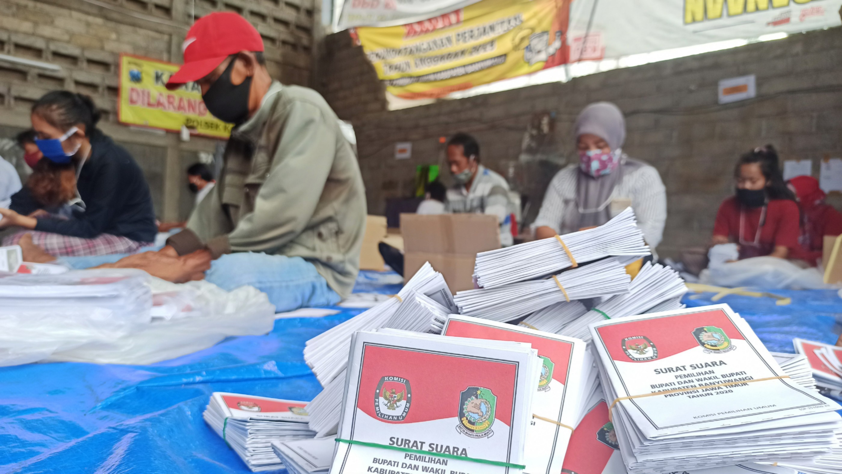 Para tenaga pelipat melakukan sortir lipat surat suara di gudang logistik KPU Banyuwangi (foto: Muh Hujaini/Ngopibareng.id)