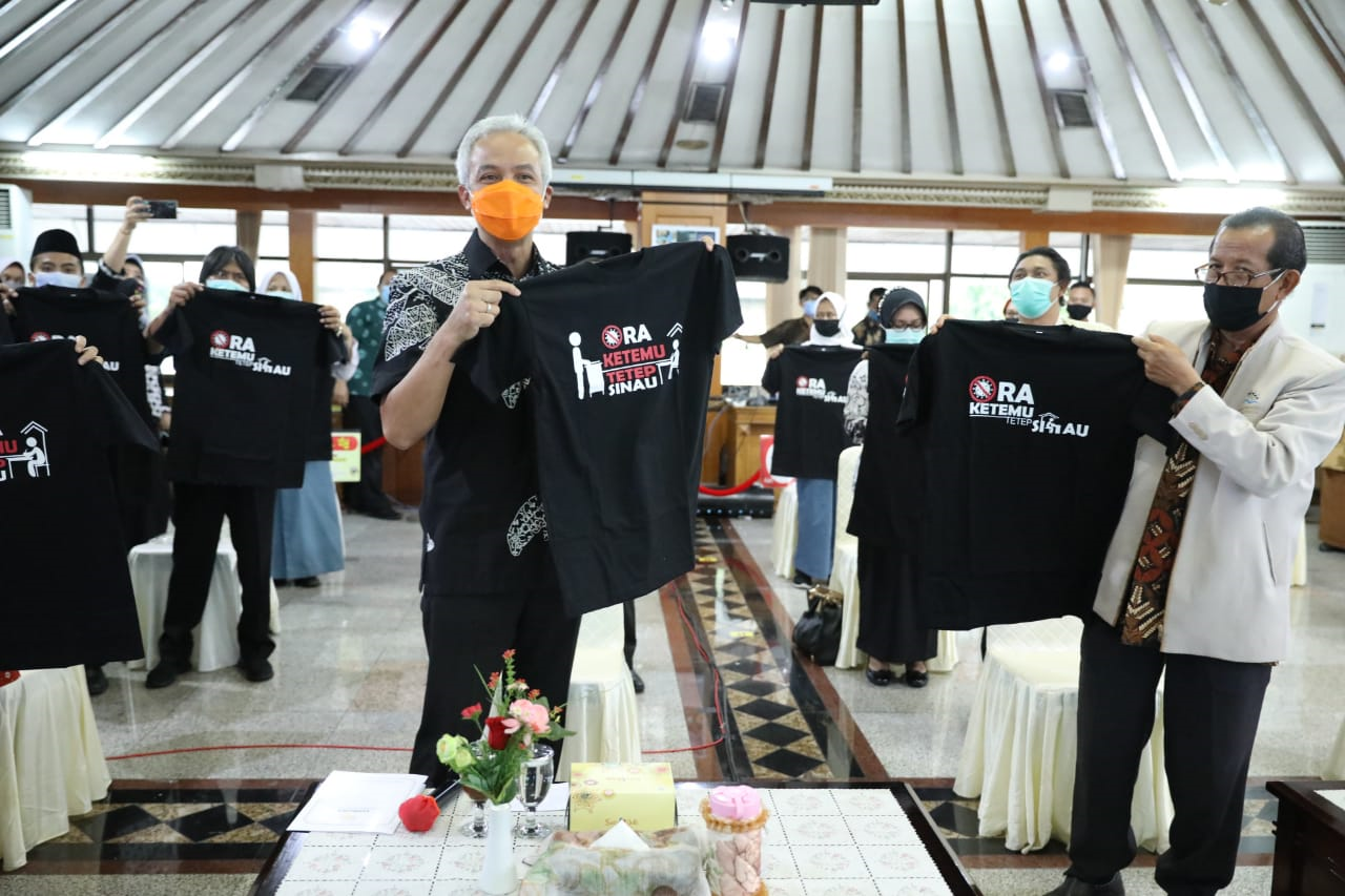 Gubernur Jawa Tengah, Ganjar Pranowo dalam peringatan Hari Guru Nasional di Gedung A lantai 2 Kompleks kantor Gubernur Jateng, Rabu 25 November 2020. (Foto: Istimewa)