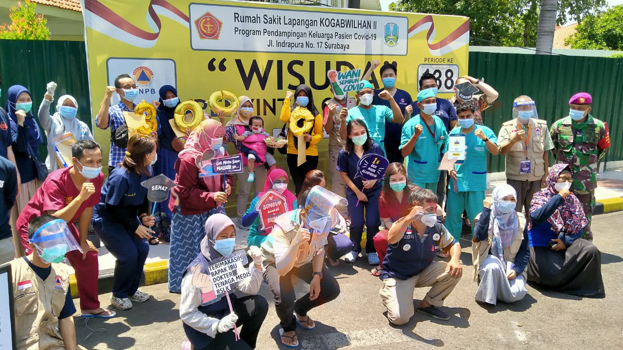 Wisuda pasien Covid-19 di RS Lapangan Kogabwilhan II Indrapura. (Foto: Fariz Yarbo/Ngopibareng.id)