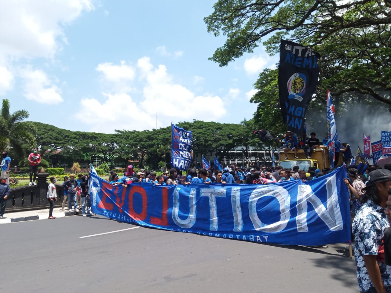 Ribuan Aremania yang tergabung dalam aliansi Make Malang Great Again (MMGA) melakukan demonstrasi di depan Gedung Dewan Perwakilan Rakyat Daerah (DPRD) Kota Malang pada 17 November 2020, lalu (Foto: Lalu Theo/ngopibareng.id)