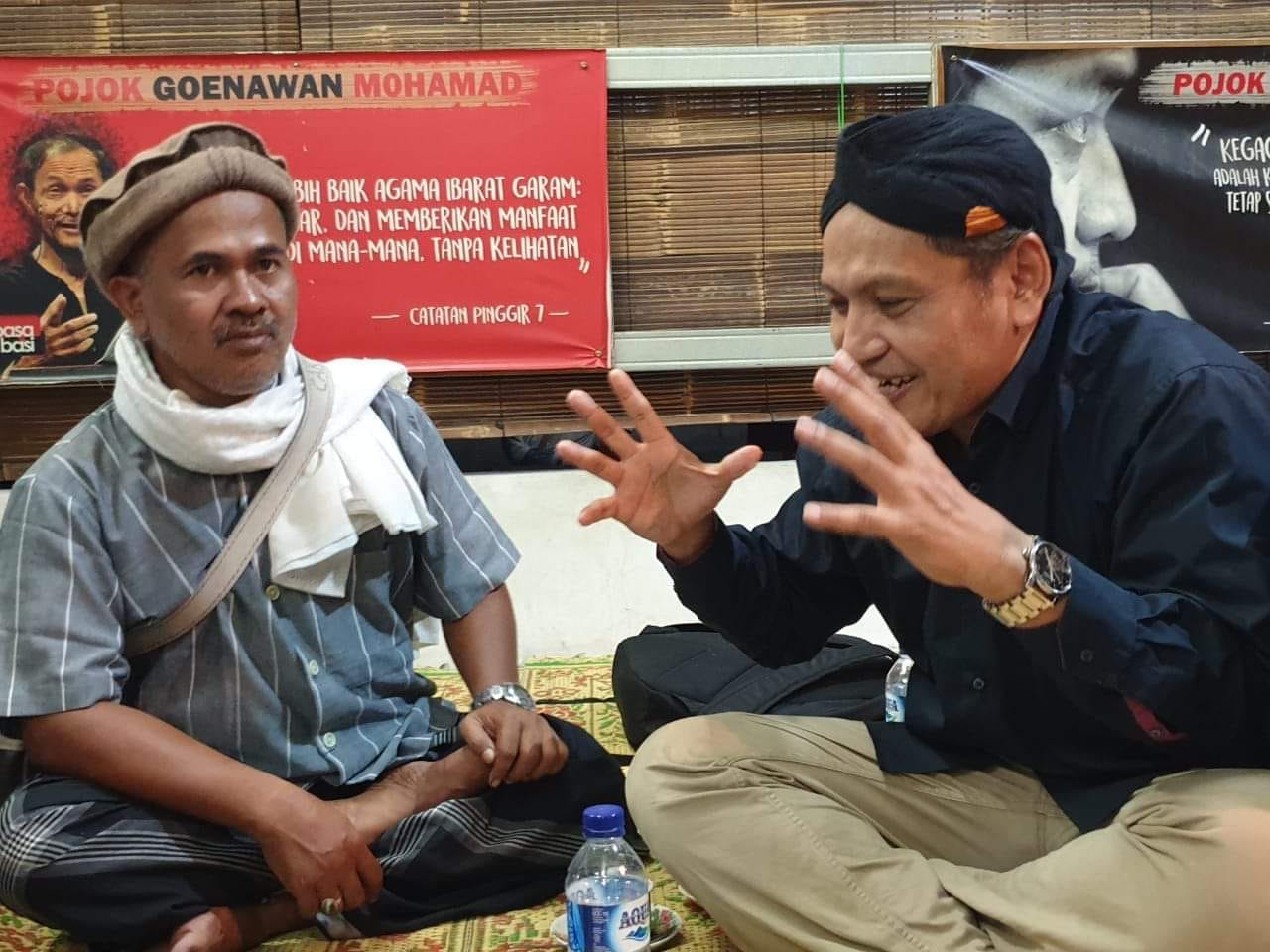 Ulil Abshar Abdalla bersana KH Kuswaidi Syafiie di Jogjakarta. (Foto: Istimewa)