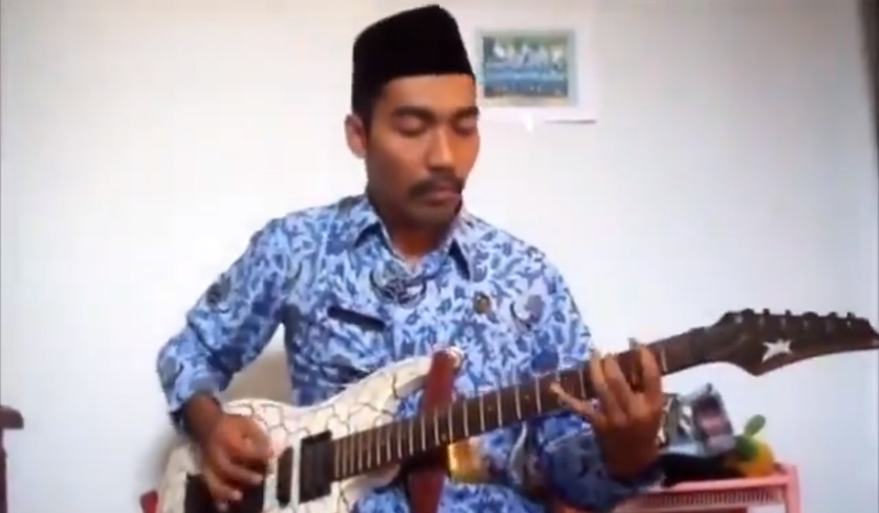 Eko Mardiyanto guru biologi MTsN 3 Negeri Magelang, Jawa Tengah yang juga gitaris musik rock. (Foto: Tangkapan layar).