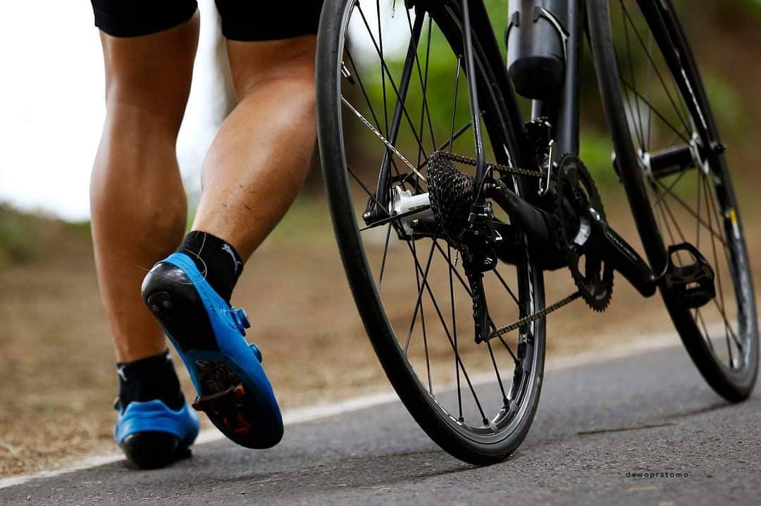 Menggunakan cleat shoes butuh kebiasaan. Ketika belum lancar jangan dibiasakan dulu. (Foto: Dewo Pratomo)