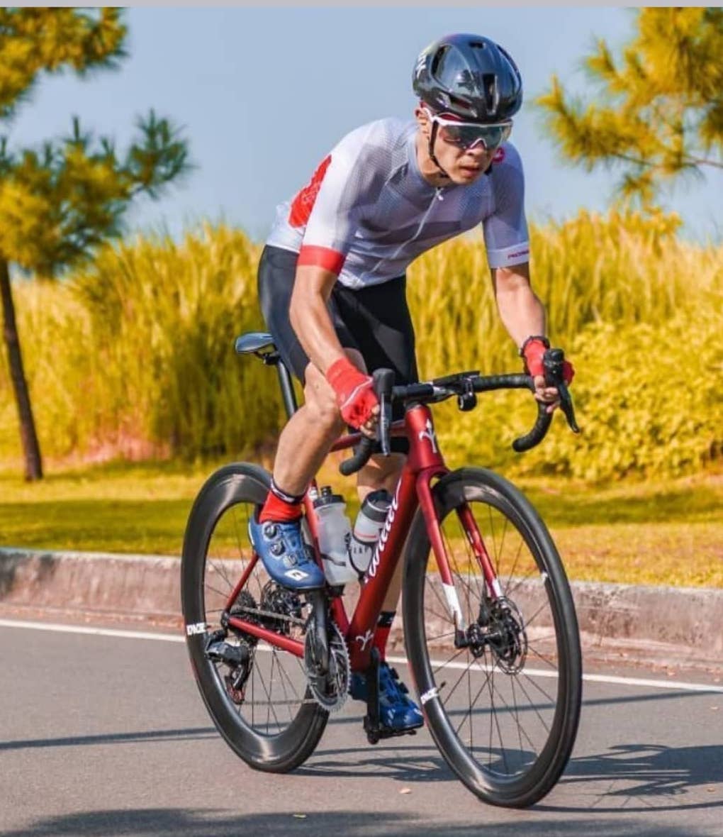 Teknik off saddle. Butuh latihan untuk bisa off saddle karena jika tak berhati-hati malah bisa bikin cedera. (Foto: Istimewa)