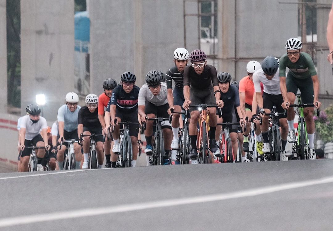Banyak resiko saat berpeleton jika belum terbiasa. Latihanlah dengan grup kecil maksimal lima orang. (Foto: Wito Nugroho)