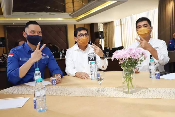 Ketua Umum Partai Demokrat, Agus Harimurti Yudhoyono bersama dengan paslon Machfud Arifin-Mujiaman dalam rapat di Hotel Oakwood, Surabaya, Kamis 26 November 2020. (Foto: MA Center)