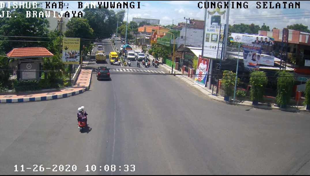 Tangkapan layar rekaman CCTV saat sepeda motor bertabrakan dengan ambulans yang melawan arah. (Foto:Istimewa) 