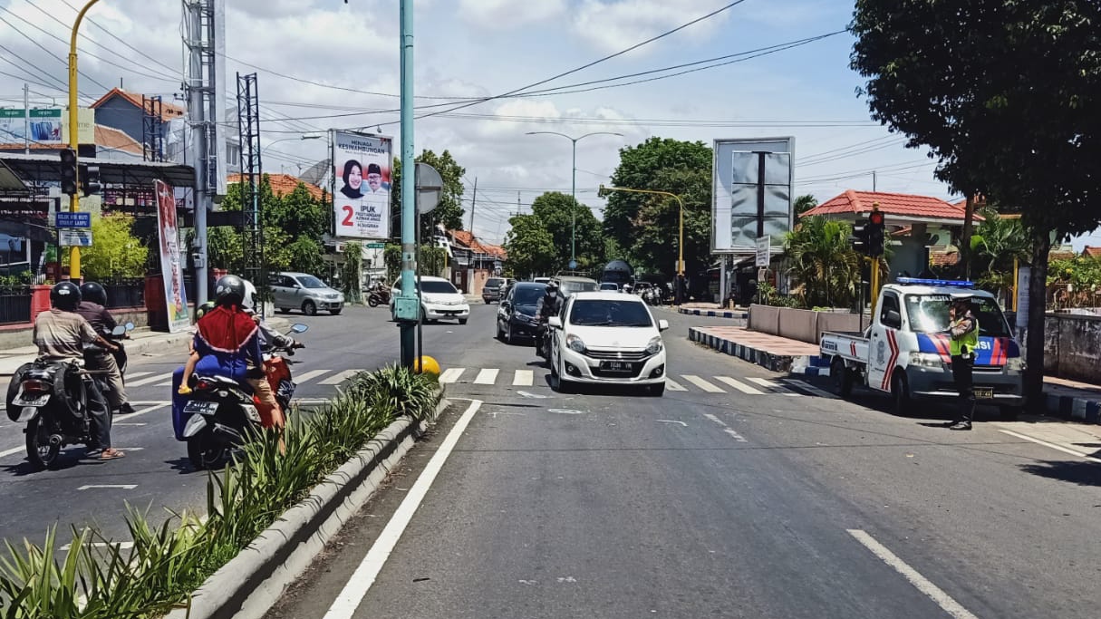 Petugas Kepolisian mengecek lokasi kecelakaan ambulans vs sepeda motor. (Foto: Istimewa)