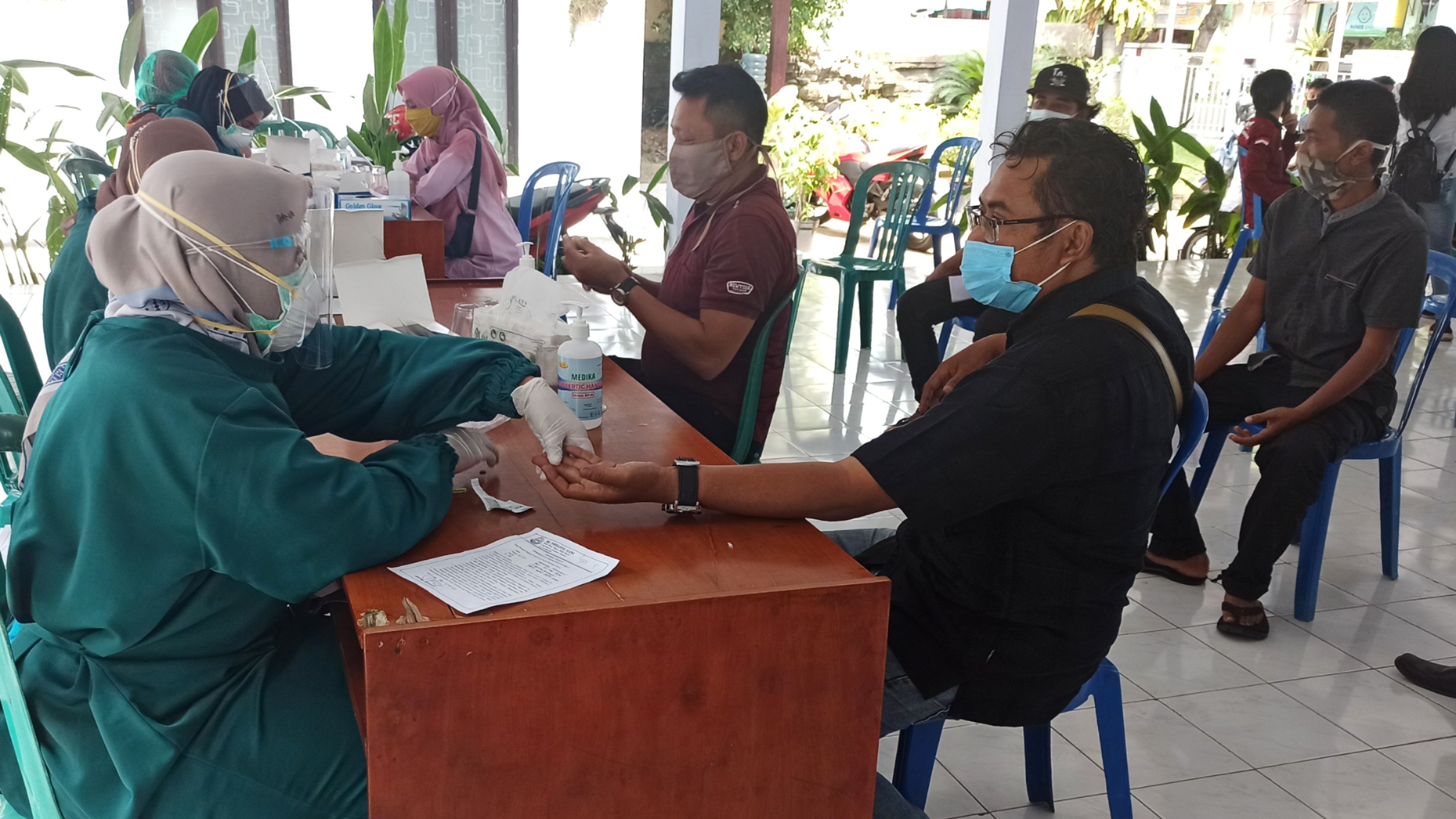 Sejumlah tenaga ad hoc KPU Banyuwangi menjalani Rapid test di Kantor  Kelurahan Sobo Banyuwangi, Jawa Timur. (Foto: Muh Hujaini/Ngopibareng.id)