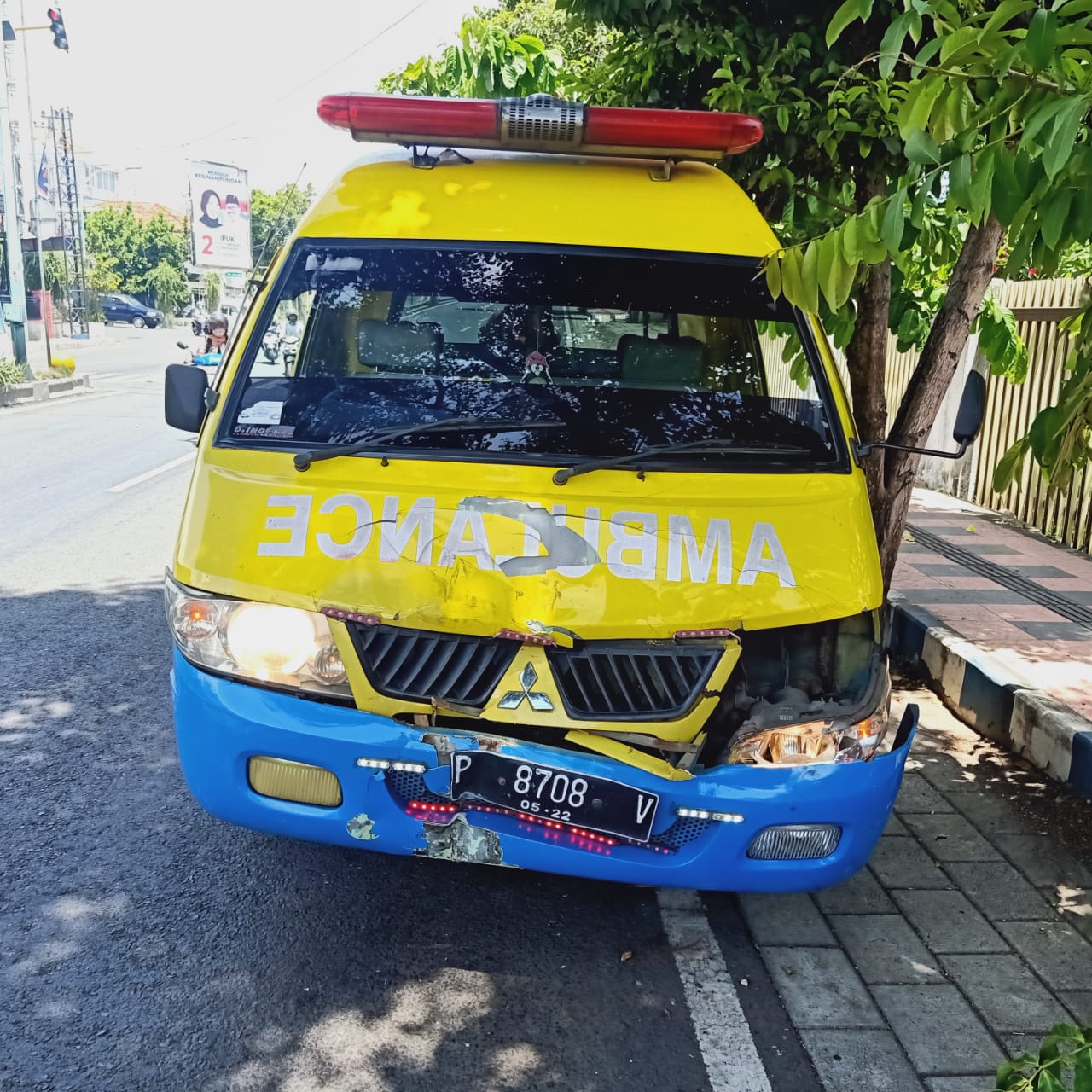 Mobil ambulans yang terlibat kecelakaan dengan sepeda motor (foto:istimewa)