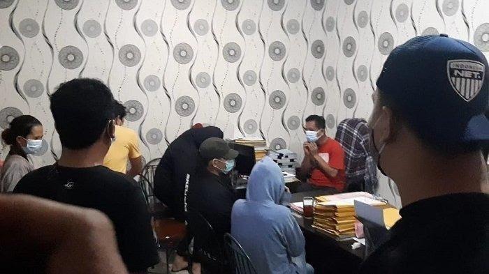 Pihak kepolisian mengamankan seorang artis dan satu orang selebgram di sebuah hotel di kawasan Sunter, Tanjung Priok, Rabu 25 November 2020. (Foto: Dok. Polsek Tanjung Priok) 