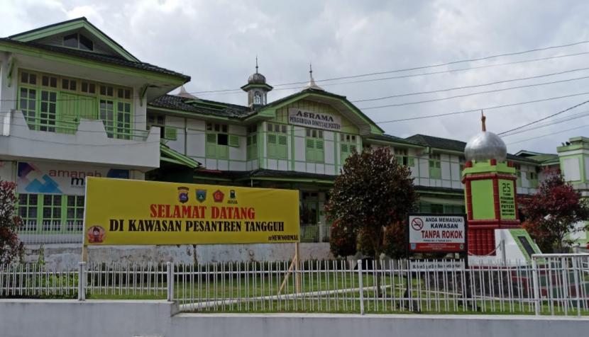 Asrama Putri Diniyah tampak dari depan. Di pondok pesantren ini tercatat 130 santriwati terkonfirmasi positif Covid-19. (Foto: Dok. Asrama Putri Diniyah)