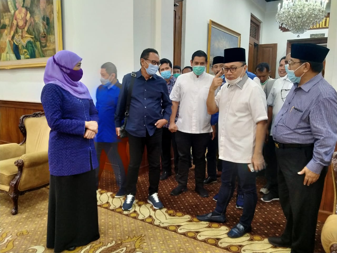 Ketua Umum PAN, Zulkifli Hasan (dua dari kanan) berbincang dengan Gubernur Jatim Khofifah Indar Parawansa usai pertemua internal di Gedung Negara Grahadi, Surabaya, Jumat 11 November 2020. (Foto: Fariz Yarbo/Ngopibareng.id)