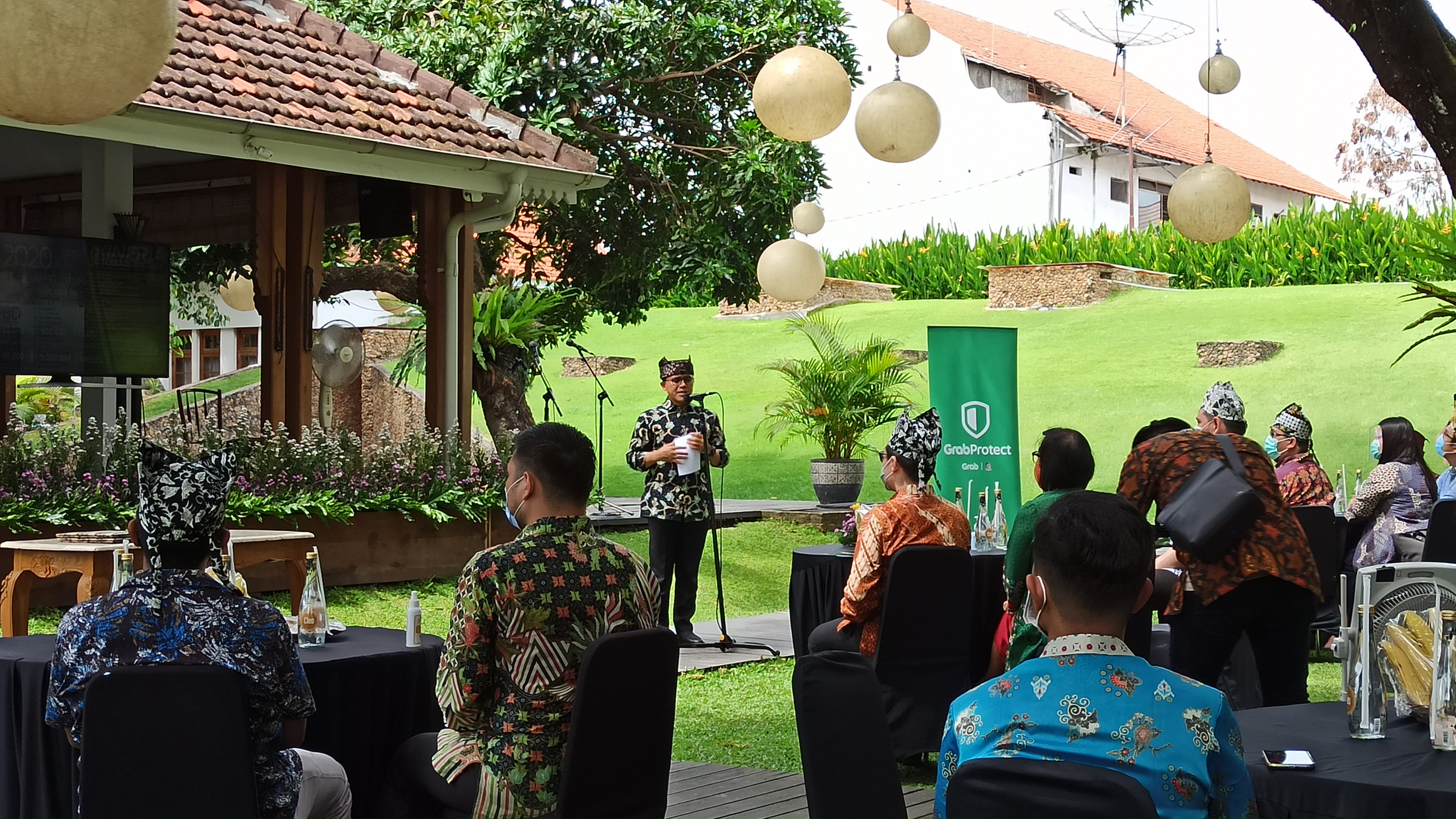 Bupati Banyuwangi Abdullah Azwar Anas bertemu dengan pihak Grab di Pendopo Sabha Swagata Blambangan. (Foto: Muh. Hujaini/Ngopibareng.id)