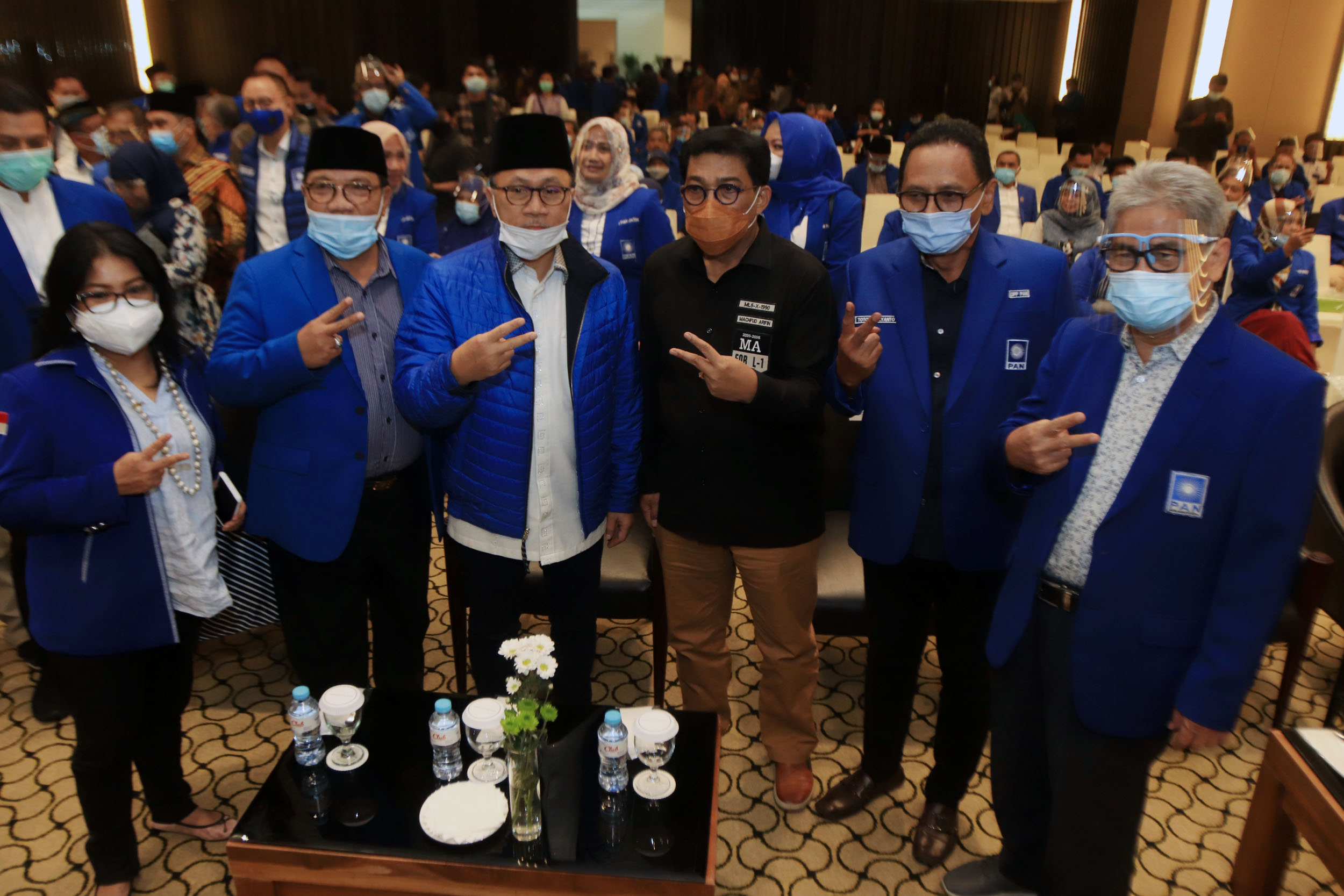 Ketua Umum PAN, Zulkifli Hasan (tiga dari kiri) berfoto dengan cawali Surabaya, Machfud Arifin di Hotel Bumi Surabaya, Jumat 27 November 2020. (Foto: Fariz Yarbo/Ngopibareng.id)