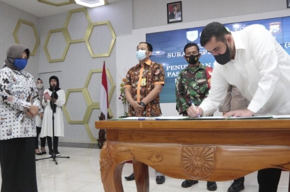 Walikota Hadi Zainal Abidin menandatangani Surat Keputusan Bersama (SKB), yang intinya menutup sementara Pasar Tugu. (Foto: Ikhsan Mahmudi/Ngopibareng.id)