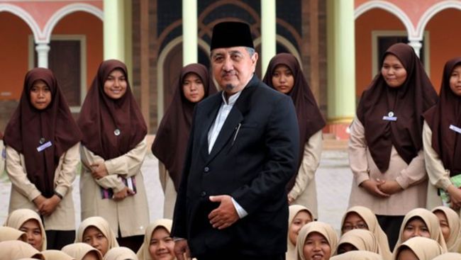 KH Abdullah Syukri Zarkasyi (almaghfurlah), pimpinan Pesantren Gontor, Ponorogo, di tengah para santrinya. (Foto: dok/Ngopibareng.id)