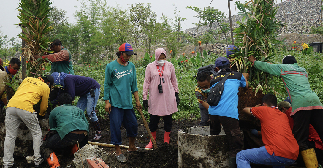 Walikota Surabaya, Tri Rismaharini ketika melihat penanaman pohon di sekitar TPA Benowo. (Foto: Dok. Humas Pemkot Surabaya)