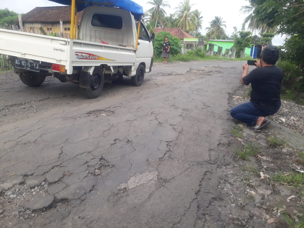 Aspal jalan tampak pecah-pecah dan sebagian besar mengelupas. (Foto: Choirul Anam/Ngopibareng.id)