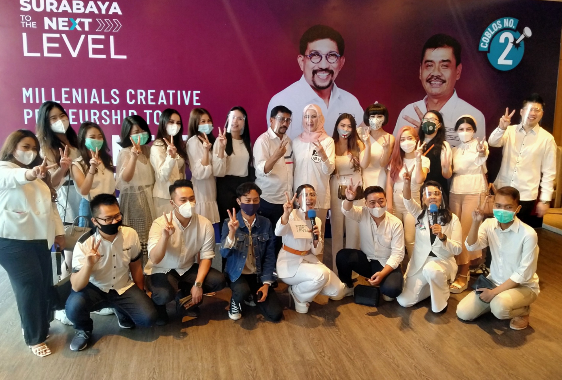 Cawali Surabaya, Machfud Arifin didampingi Istri (tengah) berfoto bersama bersama para milenial dan influencer Surabaya di Hotel Four Point, Jalan Embong Malang, Surabaya, Sabtu 28 November 2020. (Istimewa)