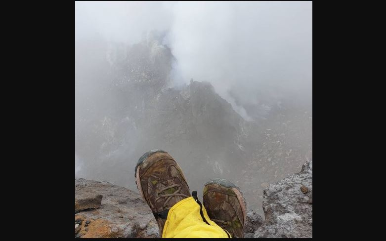 Bakat Setiawan yang duduk di bibir kawah Gunung Merapi. (Foto: Instagram @laharbara)