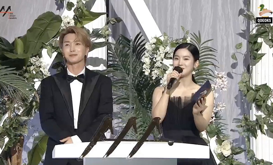 Asia Artis Awards (AAA) 2020 dipandu oleh host Leeteuk Super Junior dan Park Joo Hyun. (Foto: Twitter AAA)