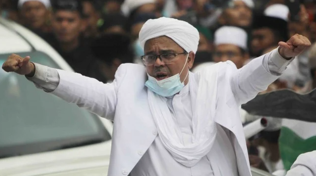 Rizieq Syihab disambut simpatisannya saat tiba di Bandara Soekarno-Hatta (Soeta), pada 10 November 2020. (Foto: Istimewa)