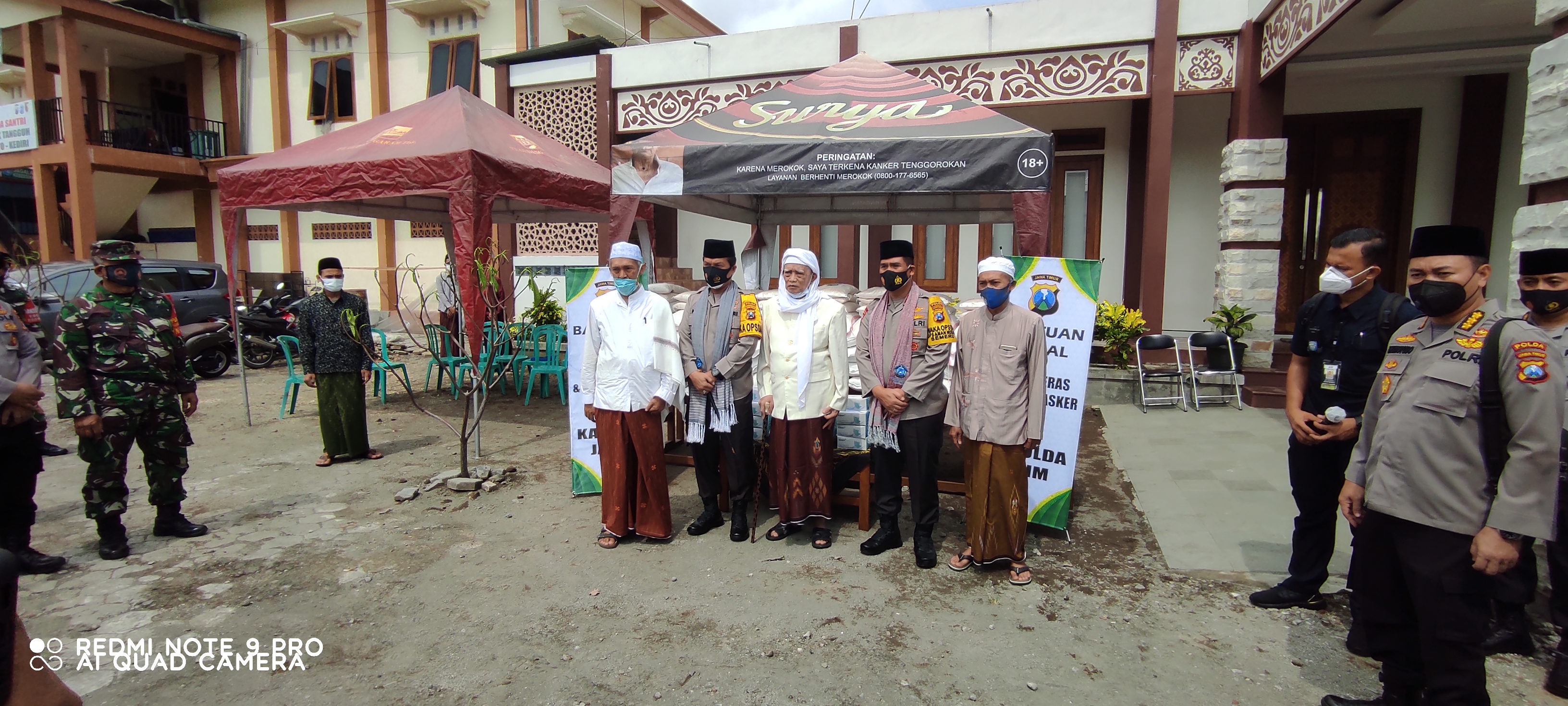 Kapolda Jatim Irjen Nico Afinta bersama pengasuh Ponpes Lirboyo kediri (Fendi Plesmana/Ngopibareng.id) 