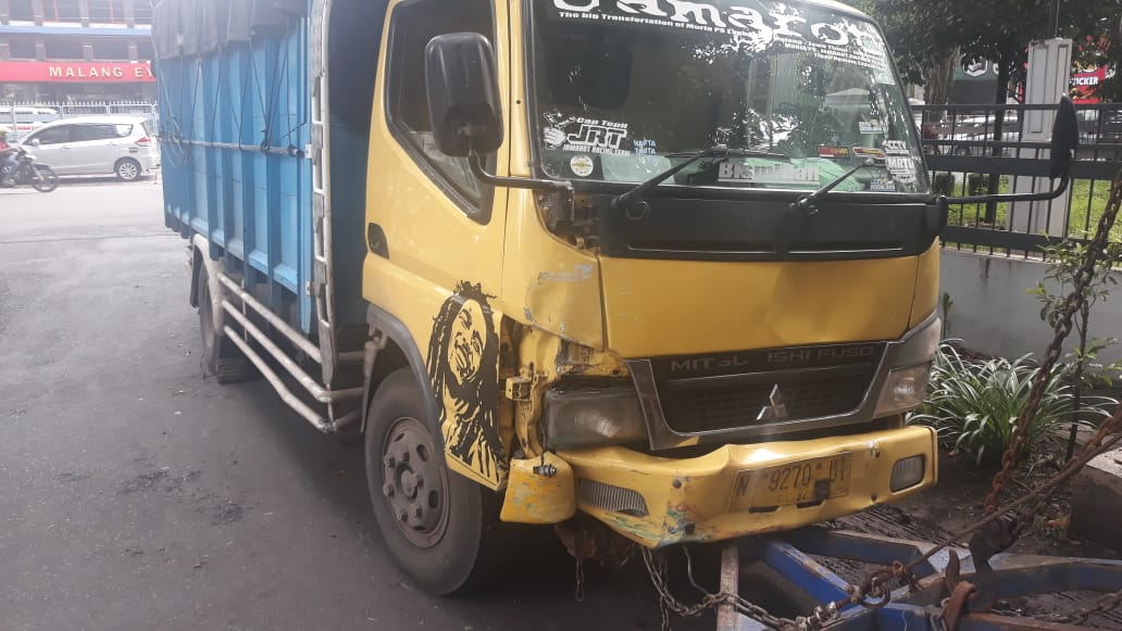 Bodi depan truk Mitsubishi yang penyok akibat menabrak dua sepeda motor di depannya (Foto: istimewa)