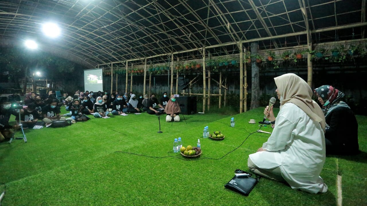 Ipuk menjadi narasumber dalam talkshow bersama kalangan milenial (foto:istimewa)