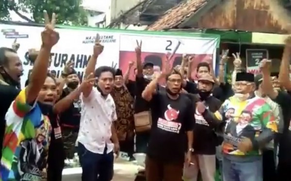 Potongan video yang menyanyikan yel-yel ‘hancurkan Risma’. (Foto: Istimewa)