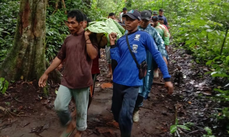 Petugas mengangkat jenazah Linda Swantika yang ditemukan dalam keadaan tak bernyawa (Foto: Muh Hujaini/Ngopibareng id)