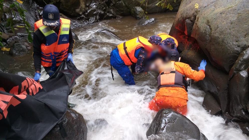 Proses evakuasi jenazah Raden Adipati Wirabumi di Sungai Kalibendo. (Foto: Istimewa)