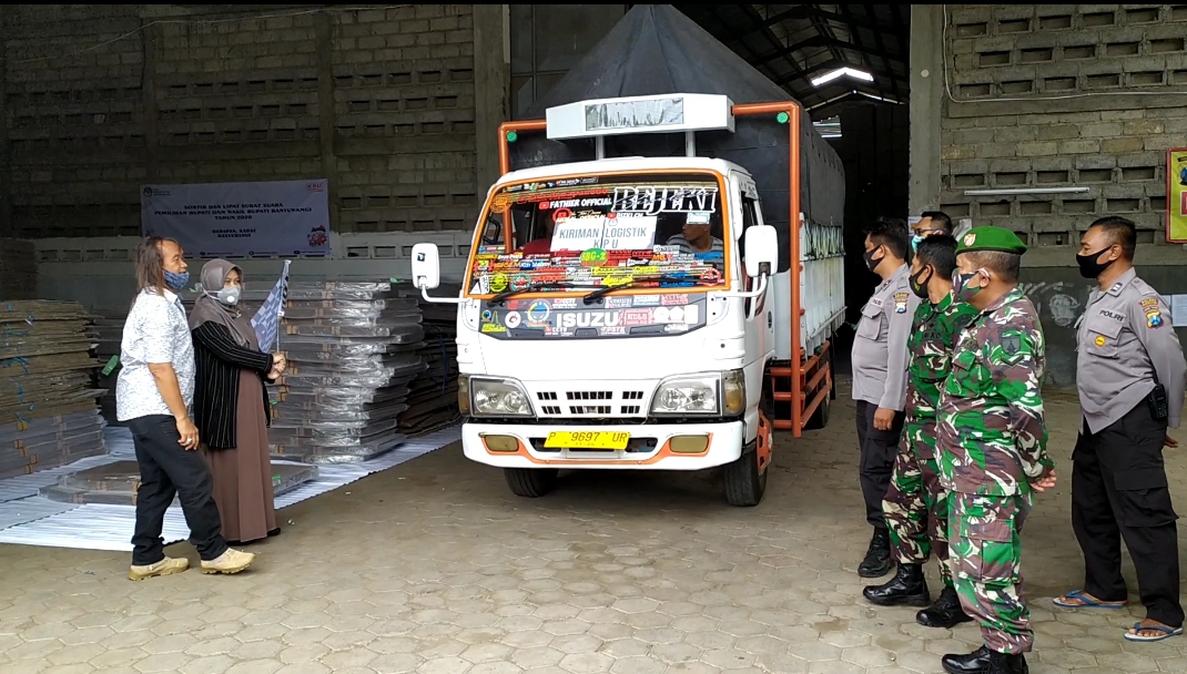 Ketua KPU Banyuwangi melepas truk yang membawa APD dan alat pendukung protokol kesehatan untuk didistribusikan ke tingkat PPK (foto:istimewa)