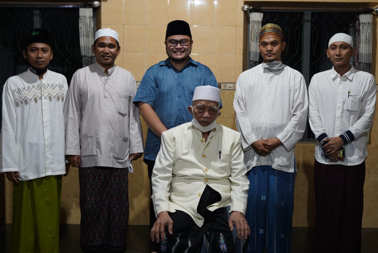 Calon Bupati Kediri Hanindhito sowan ke Pengasuh Ponpes Lirboyo. (Foto: Istimewa)