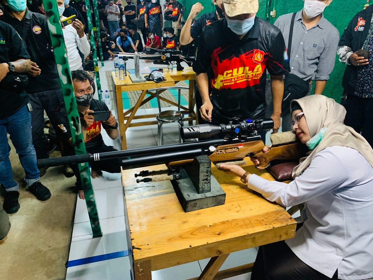 Calon Walikota Tangerang Selatan Siti Nur Azizah, yang gemar dengan  olah raga menembak, sedang berlatih. ( foto: dok pribadi.